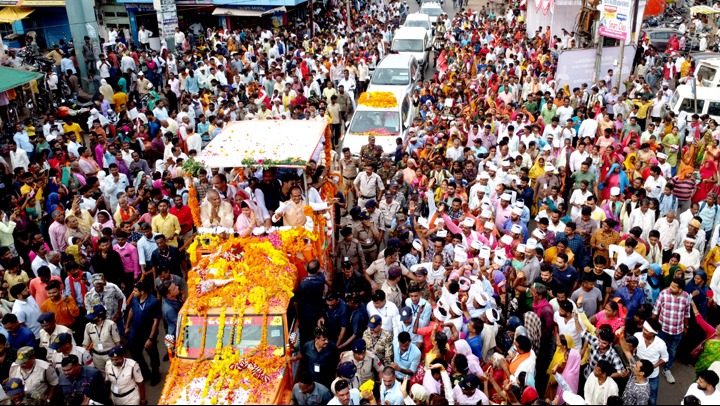 मुख्यमंत्री श्री शिवराज सिंह चौहान सीधी में जनदर्शन के दौरान विशाल जन समूह का अभिवादन करते हुए।